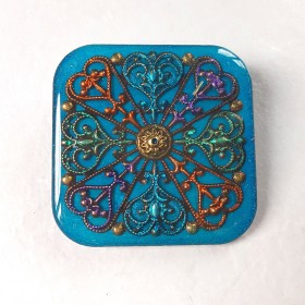 Broche artisanale style baroque ou médiéval losange turquoise