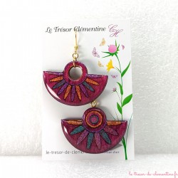 Paire de boucle d'oreille fantaisie pour femme au décor prune ou violet, pailleté irisé et or dans le style Inca, légère