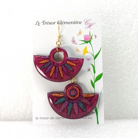 Paire de boucle d'oreille fantaisie pour femme au décor prune ou violet, pailleté irisé et or dans le style Inca, légère
