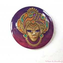 Grande broche artisanale personnage oriental violet et bronze, attache securité