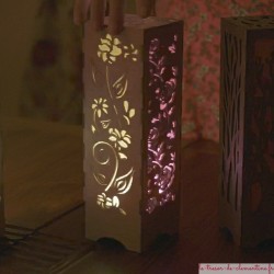 Lampe d'ambiance bois décor floral nuance merisier clair allumée éclairage doux et chaud