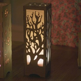 Lampe d'ambiance bois décor arbre nature nuance chêne foncé allumée éclairage doux et chaud