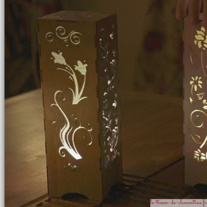 Lampe d'ambiance bois décor floral nuance chêne moyen, éclairage ton chaud et doux allumée