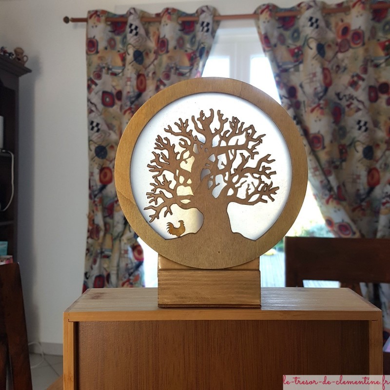 Lampe d'ambiance en bois décor arbre de vie et coq, éclairage doux