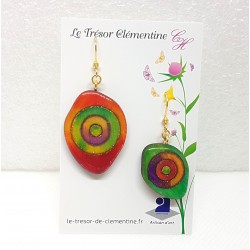 Paire de boucles d'oreille fantaisie multicolore et dissociée forme originale oblongue, monture dorée