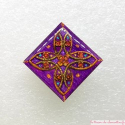 Broche artisanale baroque ou médiévale violet et multicolore incrusté d'un décor métal, aspect vieilli