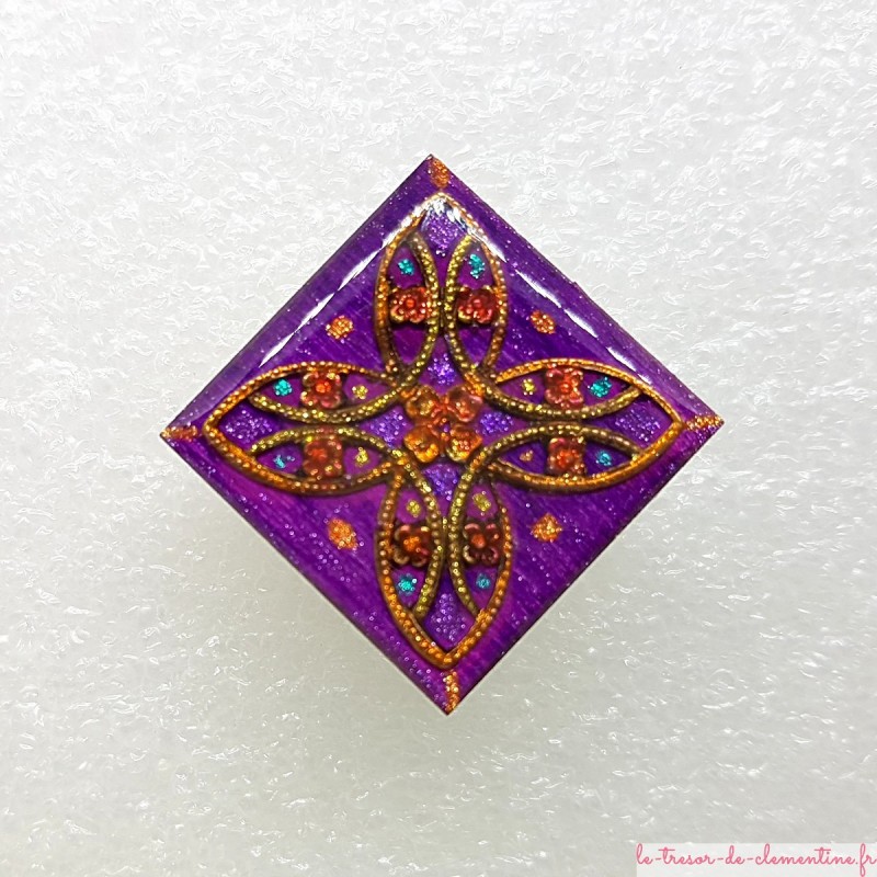 Broche artisanale baroque médiévale violet et multicolore fait main
