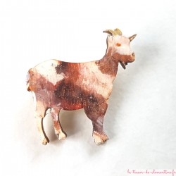 Broche artisanale représentant une chèvre brune et blanche chinée, fait main, fermeture de sécurité