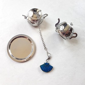 Boule à thé ou tisane forme théière en acier inoxydable avec un décor personnalisé d'une coquille saint-jacques turquoise