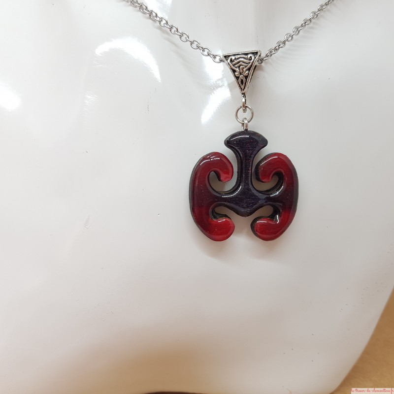 Collier artisanal style médiéval rouge et noir à pourpre sur chaîne