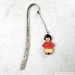 Marque page poupée japonaise type KOKESHI rose et jaune pailleté, support métal couleur argent pour un cadeau utile