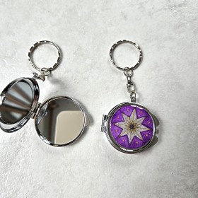 Miroir de poche rond peint à la main d'une rose des vents couleur violet, blanc et argent