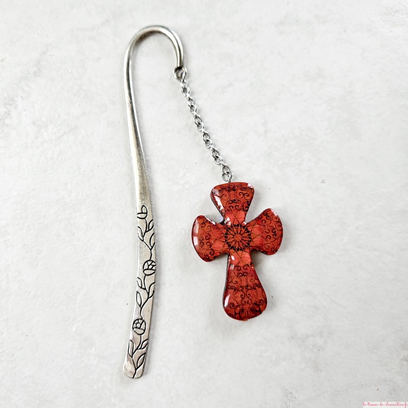 Marque-page décor Croix baroque rouge support métal fleurs argent