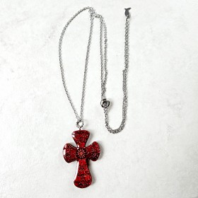 Collier artisanal en sautoir avec pendentif croix volutes rouge et noir peint à la main  chaîne inoxydable réglable.