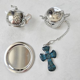 Boule à thé ou tisane forme théière en acier inoxydable avec une croix baroque bleu turquoise