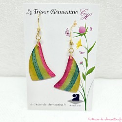 Boucle d'oreille artisanale voilier multicolore tendance rose, vert, jaune et doré, upcycling bijou léger