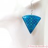 Boucle d'oreille fantaisie femme éventail décor graphique en damier turquoise et pailleté, légères et confortables Face 2