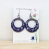 Grande Paire de grande Boucles d'oreilles type créole pendante violette marbré blanc diffère légèrement autre face