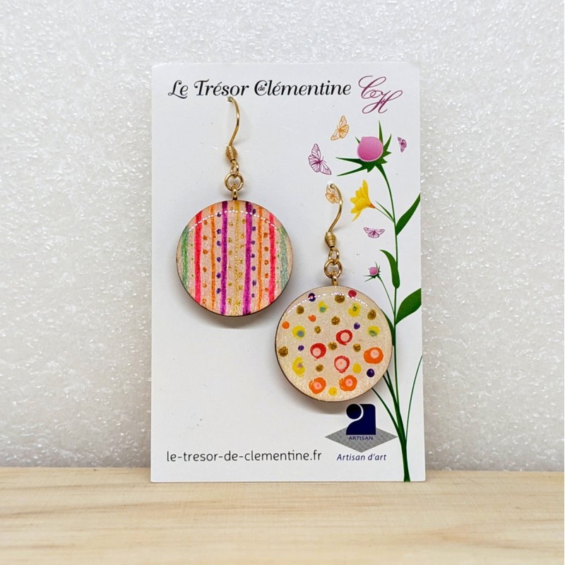 Boucles d'oreille artisanale originale multicolore dissociée, ronde multicolore et dorée Boucles d'oreille artisanale originale multicolore dissociée, ronde multicolore et dorée