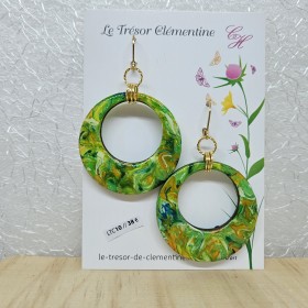 Boucle d'oreille grande créole sur dormeuse acidulée vert, orangé et blanc