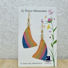Paire de boucles  d'oreilles fantaisie décor voile de bateau multicolore et doré, upcycling bijou léger