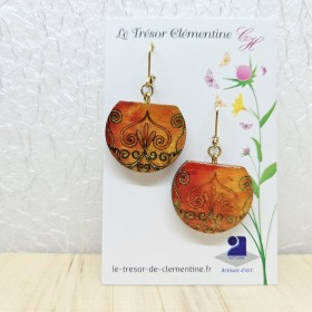 Boucle d'oreille artisanale style médiéval et baroque orange ton feu sur dormeuse inox doré très légères