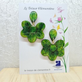 Boucle d'oreille artisanale collection forme "fleur" sur monture bouton pétale tons de vert fait main