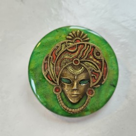 Grande broche artisanale décor tête de personnage oriental fait main