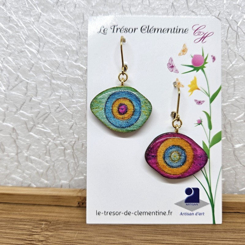 Boucle d'oreille fantaisie multicolore dissociée, forme originale oblongue ou oeil et décalée monture dormeuse Boucle d'oreille fantaisie multicolore dissociée, forme originale oblongue ou oeil et décalée monture dormeuse