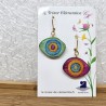 Boucle d'oreille fantaisie multicolore dissociée, forme originale oblongue ou oeil et décalée monture dormeuse