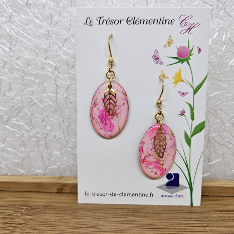 Boucle d'oreille fantaisie ovale décor délicat dégradé de rose verso mauve et or Boucle d'oreille fantaisie ovale décor délicat dégradé de rose verso mauve et or