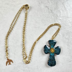 sautoir Collier artisanal pendentif croix volutes turquoise et doré réglable