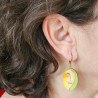 Boucle d'oreille fantaisie visage, ovale aux tons doux habille bien l'oreille