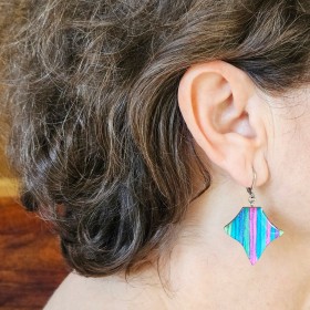 Paire de boucle d'oreille artisanale de la collection des acidulées camaïeu de bleu à violet habille le visage