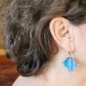 Paire de boucle d'oreille artisanale de la collection des acidulées camaïeu de bleu à violet habille le visage