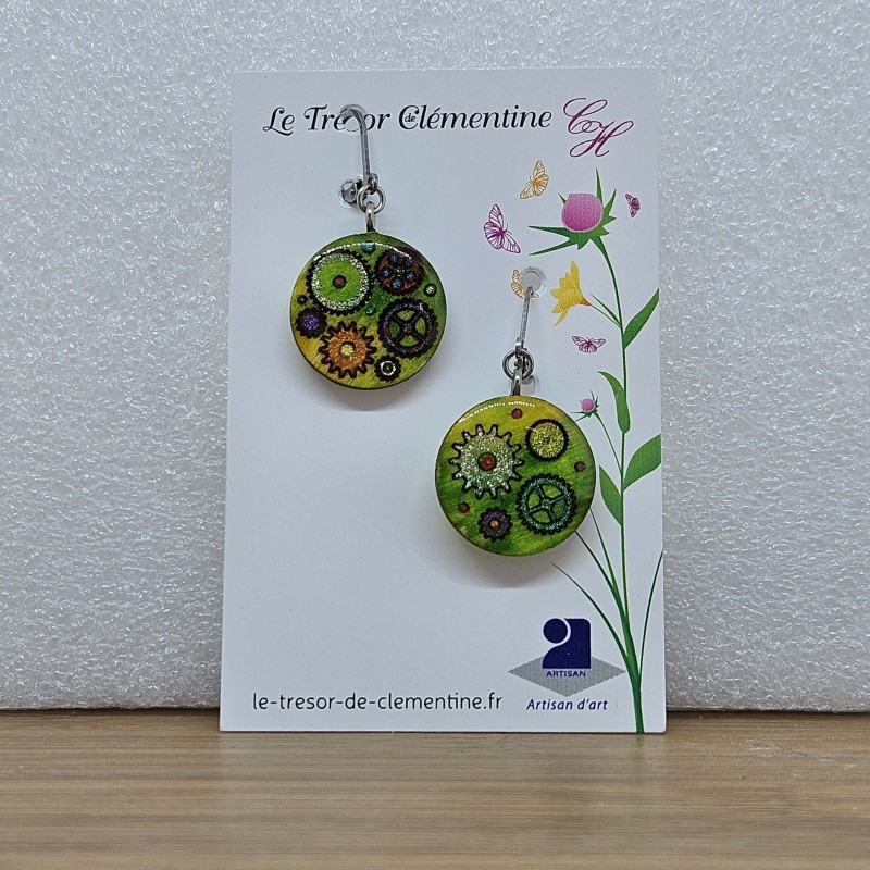 Boucle d'oreille artisanale biface vert à multicolore décor steampunk - engrenages, monture dormeuse inox Boucle d'oreille artisanale biface vert à multicolore décor steampunk - engrenages, monture dormeuse inox