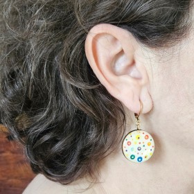 boucle d'oreille fantaisie dissociée ronde sur dormeuse habille le visage