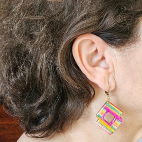 Boucle d'oreille fantaisie acidulée et chic, fushia multicolore losange avec dormeuse dorée habille bien le visage