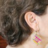 Boucle d'oreille fantaisie acidulée et chic, fushia multicolore losange avec dormeuse dorée habille bien le visage