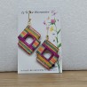 Boucle d'oreille fantaisie collection acidulée et chic, fushia et multicolore losange évidé sur dormeuse dorée