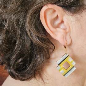 Boucles d'oreilles artisanales chic or et argent losange évidé avec dormeuse dorée légères habillent bien le visage