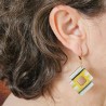 Boucles d'oreilles artisanales chic or et argent losange évidé avec dormeuse dorée légères habillent bien le visage