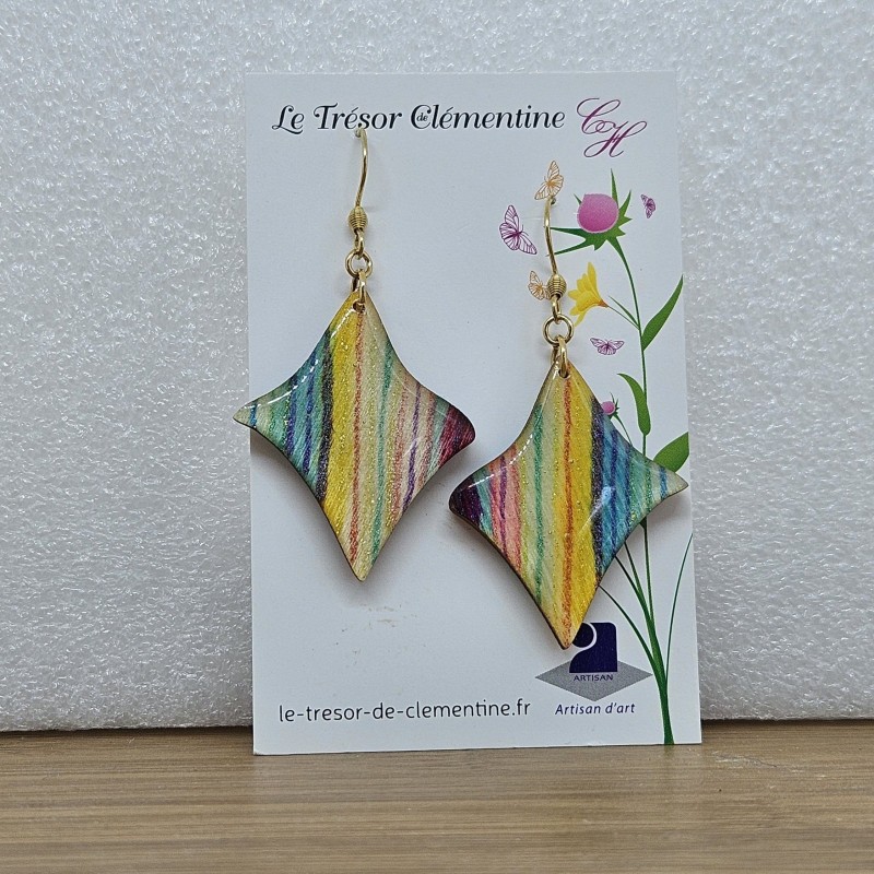 Boucle d'oreille artisanale décor femme multicolore pastel fait main légère