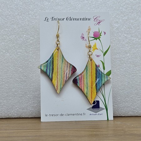 Boucle d'oreille artisanale décor femme multicolore pastel fait main légère