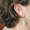 Boucle d'oreille artisanale décor femme multicolore pastel fait main légère
