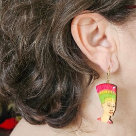 Paire de boucle d'oreille artisanale avec visage de Nefertiti habille bien l'oreille