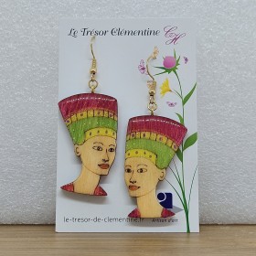 Boucle d'oreille artisanale visage de Nefertiti, rose fushia et vert amande fait main Collection les Féminines