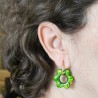 Paire de boucle d'oreille fantaisie décor fleur évidée orangé sur créole doré, légère habille bien le visage fait main