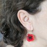 Boucle d'oreille coquelicot fabrication artisanale tons rouge et noir très légère, monture dormeuse dorée habille bien le visage