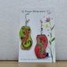 Boucle d'oreille fantaisie décor salamandre inversée vert et rose monture dormeuse acier inoxydable légère